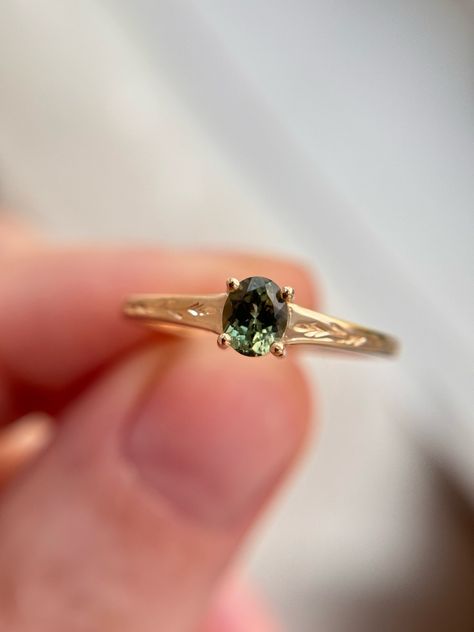 Simple Fairy Engagement Rings, Crystal Engagement Rings Gold, Wedding Rings Unconventional, Green Vintage Wedding Ring, Elegant Engagement Rings Green, Outdoorsy Engagement Rings, Engagement Ring Nature, Green Stone Wedding Ring, Gem Engagement Rings Vintage