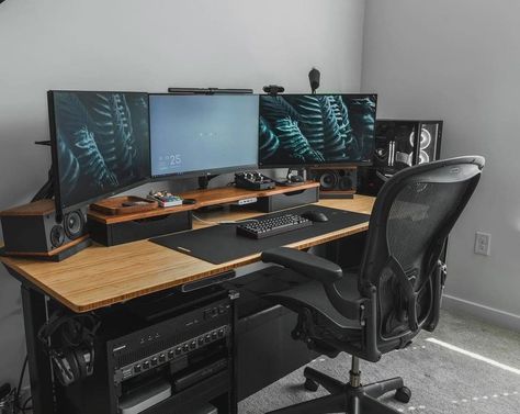 ▰ 𝐒𝐞𝐭𝐮𝐩𝐤𝐢𝐧𝐠 ▰ (@thesetupking) posted on Instagram: “Now that's a solid home office 🔥 Would you rock 3 monitors in your setup, or that's a little too much? Looks dope in this one that's sure!…” • Sep 28, 2021 at 7:00am UTC Pc Room, Minimal Setup, Setup Pc, Setup Inspiration, Workspace Ideas, Setup Gamer, Dream Desk, Computer Desk Setup, Desk Setups