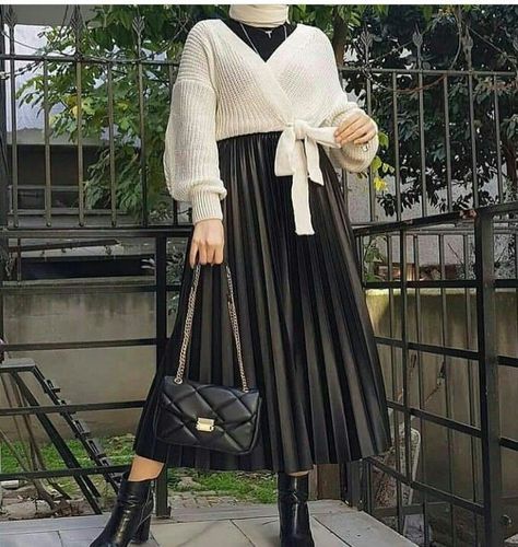 Black And White Skirt Outfit Winter, Hijabista Fashion Outfits, Outfit For Hijab, Black Pleated Skirt Outfit, White Wool Sweater, Fashion Outfits Winter, Fashion Outfits Casual, Hijabista Fashion, Black And White Outfit