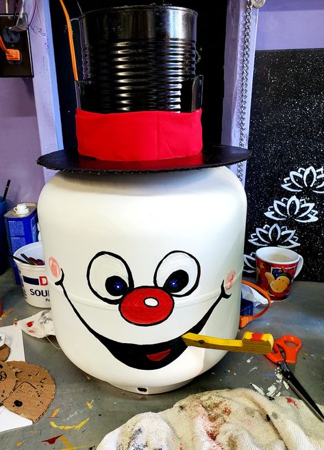 Propane Tank Christmas Ideas, Painting Propane Tanks, Christmas Propane Tank Art, Helium Tank Repurpose, Freon Tank Diy Projects, Penny Wars, Propane Tank Art, Outdoor Christmas Diy, Propane Tanks