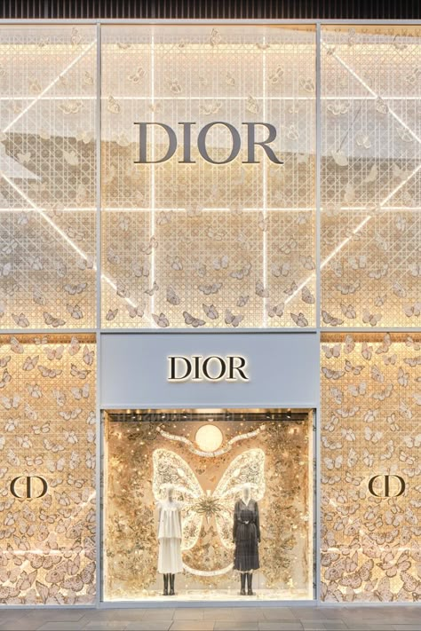 The Butterfly Around the World motif – imagined by Pietro Ruffo for the Dior Cruise 2024 collection by Maria Grazia Chiuri – flutters in Dior's window display at the Chengdu Taikoo Li boutique. Shades of gold and feminine silhouettes emerge, as the collection's inspiration of Mexican culture is paid reverent homage. © Jin Jie Dior Cruise 2024, Dior Store, Fashion Window Display, Dior Cruise, Dior Shop, Dior Boutique, Jewelry Store Design, Fashion Displays, Event Booth