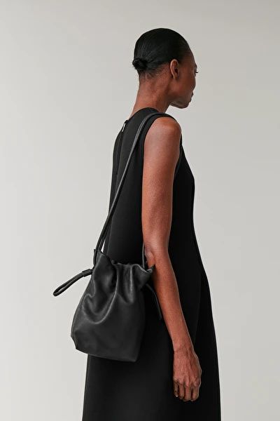 Minimalist Bags Design, Leather Drawstring Bags, Soft Leather Handbags, O Bag, Soft Leather Bag, Cute Tote Bags, Bag Light, Leather Bucket Bag, Leather Belts