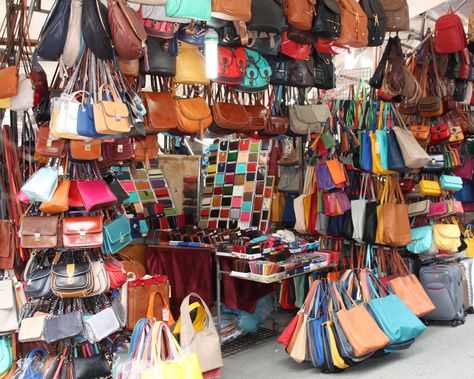 Ensure that you find genuine leather during your next trip to Florence. Here are seven shopper-friendly tips to purchasing real leather in Florence, Italy! Italy Editorial, Florence Italy Travel, Street Marketing, Italian Leather Bags, Shopping Places, Leather Artisan, Market Street, Vintage Purse, How To Make Handbags