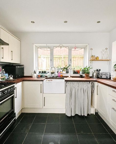 Spot the difference! Not to everyone’s taste, I know, but I am so happy with how this simple curtain has softened the kitchen. I hated how the dishwasher was so…. metallic but it would be ridiculous to change it in any permanent way. This was the perfect solution! Totally embracing my 1950’s farmyhouse country era right now. Do you have any areas in your house that you wish you could hide? #kitchenhacks #dishwasher #kitchendecor #kitchendecorideas #homedecor #simpleideas #diyhomedecor #u... Adding Dishwasher To Old Kitchen, Curtain Over Dishwasher, Dishwasher Curtain, Under Kitchen Sink, Studio Vibes, Dishwasher Cover, Simple Curtains, Spot The Difference, I Am So Happy