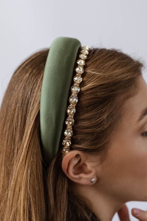 Stylish Hair Accessories, Headband Bridesmaid Hair, Headband Street Style, Product Photography Headbands, Hair Accessory Ideas, Old Money Hair Accessories, Fun Hair Accessories, Trending Hair Accessories 2024, Bridal Headband Hairstyles