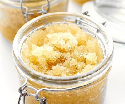 The Easiest At-Home Beauty Recipe Ever Brown Sugar Scrub Diy, Easy Body Scrub, Diy Brown Sugar, Brown Sugar Body Scrub, Body Scrub Homemade Recipes, Scrub Diy, Brown Sugar Scrub, Body Scrub Recipe, Homemade Scrub