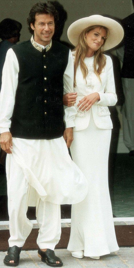 Bride and groom: Imran Khan and Jemima Goldsmith on their wedding day in 1995 Price Is Right Contestant, Imran Khan Wedding, Jemima Goldsmith, Imran Khan Pakistan, People Of Pakistan, Bollywood Cinema, Break Up, Diana Fashion, Famous Couples