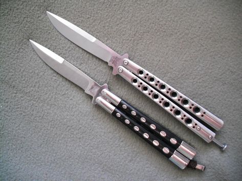 Image about tumblr in Girly Goth by 𝐭𝐫𝐚𝐬𝐡𝐲𝐯𝐚𝐦𝐩𝐢𝐫𝐞 Butterfly Knives, Knife Aesthetic, Butterfly Knife, Pretty Knives, Knife Collection, Cool Knives, Tactical Gear, Self Defense, Swords