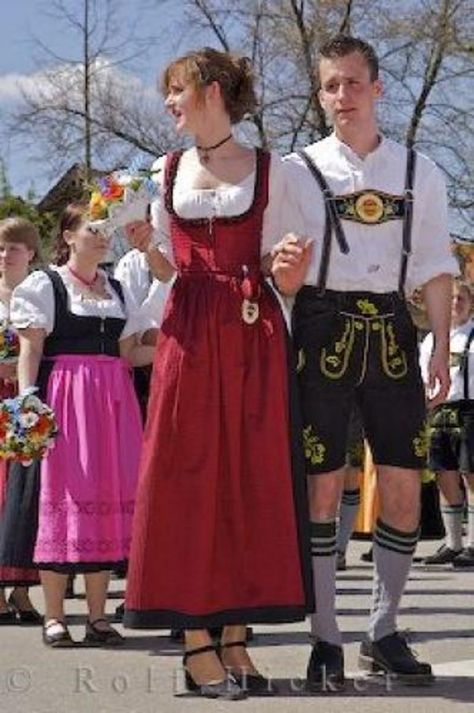 Germany Traditional Dress, German Wedding Dress, Hansel And Gretel Costumes, Germany Clothes, Octoberfest Outfits, German Wedding Traditions, German Traditional Clothing, Hairstyles Traditional, Sound Of Music Costumes