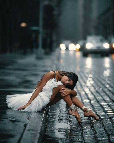 Ballet Photography Poses, Ballerina Photography, Dance Wallpaper, Ballet Dance Photography, Dancer Lifestyle, Dance Picture Poses, Dance Photo Shoot, Dancer Photography, Ballet Pictures