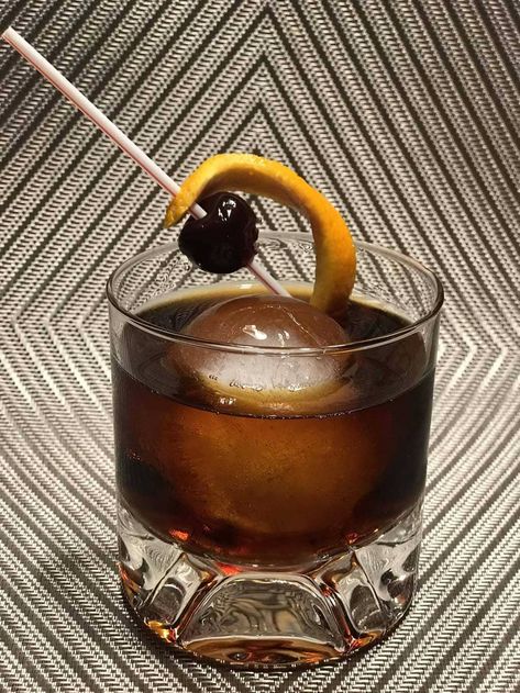 Black Manhattan Recipe - GoodStuffAtHome Burbon Drinks, Black Manhattan Cocktail, Types Of Alcoholic Drinks, Whiskey Cocktails Easy, Manhattan Cocktail Recipe, Black Manhattan, Manhattan Recipe, Vintage Cocktails, Manhattan Cocktail