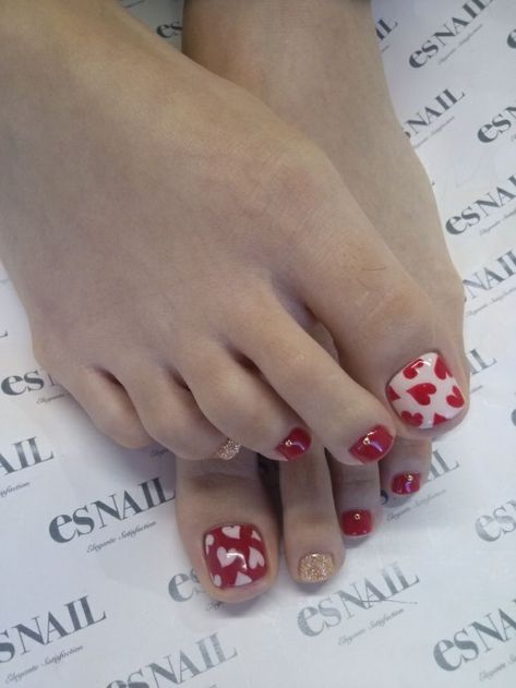 Pedicure Design, Pretty Pedicures, Red Toenails, Pedicure Designs Toenails, Vday Nails, Gel Pedicure, Pretty Toe Nails, Cute Toe Nails, Pedicure Designs