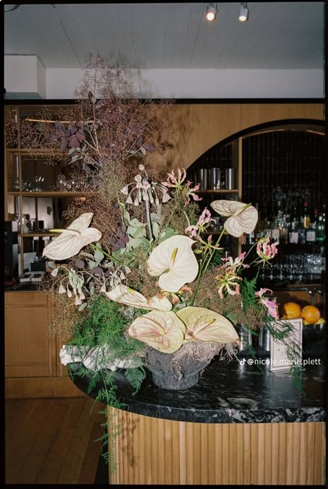 Eclectic Floral Arrangement, Restaurant Flower Arrangements, Restaurant Floral Arrangements, Bar Flower Arrangement Wedding, Engagement Brunch, Desk Flowers, Flower Cafe, Eclectic Wedding, Reception Flowers