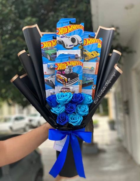 Ribbon Roses Bouquet For Boys, Hotwheels Bouquet With Flowers, Ribbon Flowers Bouquet For Men, Ramos For Guys, San Valentin Ideas Regalos Novio, Hot Wheels Bouquet, Ramo Ideas, Satin Flowers Diy, Ribbon Rose Bouquets