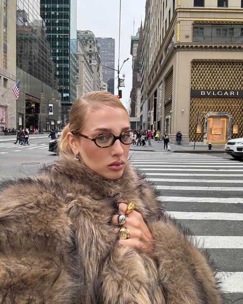 Bye nyc 👋 HELLO CARNAVAL 🇧🇷 | Instagram Gorpcore Outfit, Delhi Shopping, Minimalism Clothes, Miu Miu Glasses, Autumn In New York, Eyewear Trends, Female Face, New Sunglasses, Insta Pics