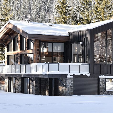 Chalet Whymper Cottage by Chevallier Architectes Modern Chalet Architecture, Chalet House Plans, Chalet Architecture, House On Slope, Modern Mountain House, Cabin Modern, Mountain Home Exterior, Modern Chalet, Cottage Exteriors