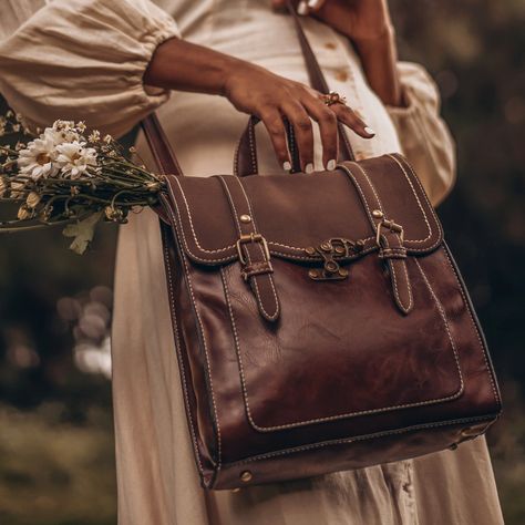 Leather Satchel Aesthetic, Dark Academia Outfit Aesthetic, Leather Book Bag, Cottagecore Bag, Vintage Leather Backpack, My Style Bags, Vintage Backpacks, Vintage Leather Bag, Bags Aesthetic