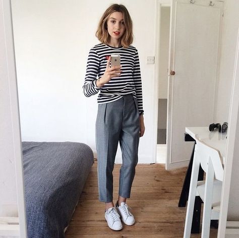 Outfits With Striped Shirts, Late Summer Outfits, Fashion Gone Rouge, Elegante Casual, Outfit Trends, Striped Crop Top, Grey Pants, Looks Style, Work Fashion