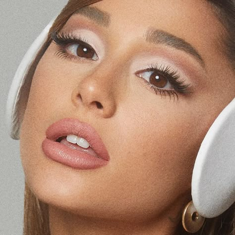 Ariana Grande Eyes, Ariana Grande Makeup Tutorial, Ariana Grande Makeup, Sparkly Makeup, Eye Makeup Pictures, Ethereal Makeup, Edgy Makeup, Makeup Pictures, Makeup Goals