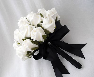 Black and white wedding bouquet Black And White Wedding Theme, Black And White Roses, White Wedding Theme, White Bride, Ivory Roses, Black And White Theme, White Wedding Bouquets, Black White Wedding, Wedding Decor Elegant