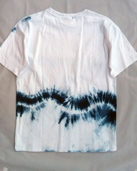 f337d999d9ad116a7b4f3d409fcc6480desc40960100ri Shibori Shirt, Diy Tie Dye Techniques, Tie Dye Patterns Diy, Diy Tie Dye Shirts, Natural Indigo Dye, Tie Dye Crafts, Tie Dye Fashion, How To Tie Dye, Tie Dye Techniques