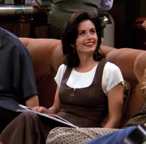 Monica Outfits, Monica Geller Outfits, Friends 90s, Monica Friends, Friends Fits, Friends Outfit, Monica And Chandler, Friends Outfits, Courtney Cox