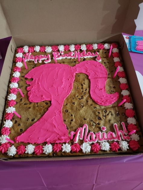 Great American cookie cake, barbie theme! Barbie Cookie Cake, Great American Cookie Cake, Great American Cookie, Barbie Cookies, Cake Barbie, Barbie Pool, Barbie Bday, Barbie Pool Party, Barbie Doll Cakes