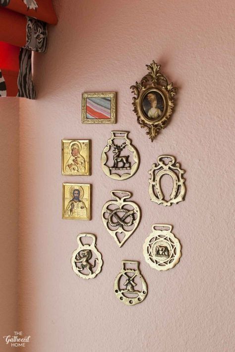 Use vintage brass horse medals to create a little wall gallery! Brass Ornaments Vintage, Horse Brasses Display, Brass Collection Display, Horse Brass Display Ideas, Wes Anderson Room, Frame Wall Layout, Kitchen Wall Color, Gold Frame Gallery Wall, Frames Gallery Wall