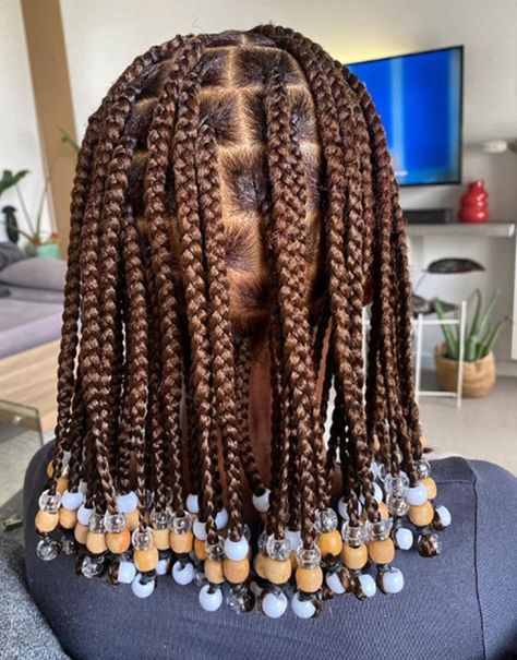 Brown Short Knotless Braids Beads Hairstyle Hairstyles With Beads Braids, Brown Short Braids With Beads, Short Braids Beads, Short Braid With Beads, Notlessbox Braids Styles Short, Brown Short Braids, Braids With Beads Color, Braids With Brown Beads, Short Knotless Box Braids With Beads