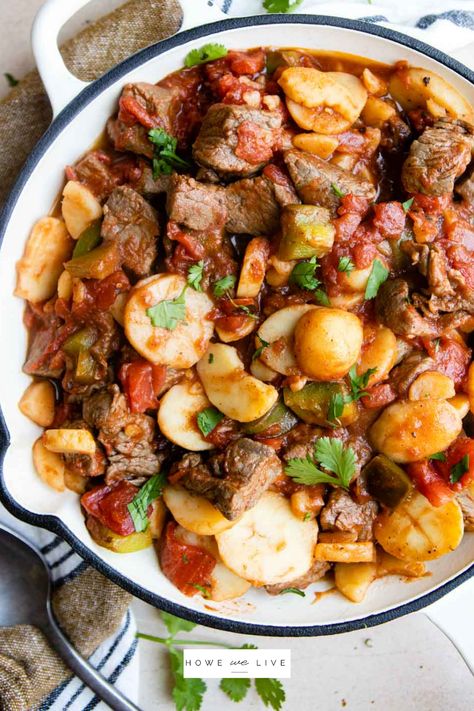 This delicious steak picado recipe has only 4 simple ingredients, and is a quick and affordable meal. Ready in under 30 minutes, delicious cubes of steak, potatoes, peppers and tomatoes combine to make a hearty stew the whole family will love. Steak Picado Recipe, Picado Recipe, Miso Butter Salmon, Steak Picado, Steak Stew, Korean Beef Recipes, Quick Salmon, Delicious Steak, Steak Potatoes