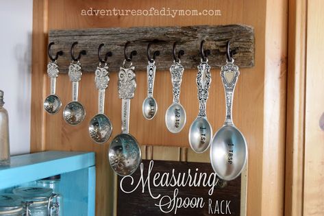 How to Make a Measuring Spoon Rack from Barn Wood Spoon Display Ideas, Spoon Display, Spoon Rack, Diy Mom, Mom Diy, Measuring Spoons, Display Ideas, Crafts Diy, Barn Wood