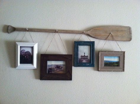 Rustic oar picture hanger... Old worn out wooden oar with hooks and rustic picture frames. Colors textures work well with rustic or nautical decor! Still trying to figure out if I want to paint or stain the oar, or keep it natural? Film Decor, Wooden Oars, Deco Marine, Nautical Bedroom, Wooden Paddle, Lake Decor, Cute Dorm Rooms, Nautical Bathrooms, Nautical Home