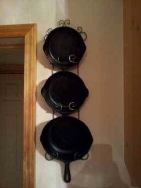 Cookware Display, Decorate Shelves, Organized Pantry, Iron Storage, Cast Iron Pot, Cast Iron Recipes, Iron Cookware, Iron Skillets, Plate Racks