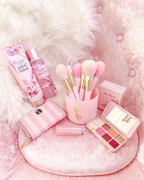 THANIA | All Pink Everything ✨ on Instagram: “In honor of today’s video I wanted to post my @slmissglambeauty SLMISSGLAM brushes + tease an LE item I will have on my Etsy for 2021 ✨💗…” All Pink Everything, Pink Brush Set, Makeup Vanity Decor, Pink Everything, Peach Makeup, Birthday Wishes Flowers, Good Morning Gorgeous, Pink Lifestyle, Chic Makeup