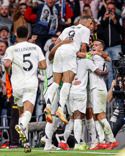 🏁 Real Madrid 5-2 Borussia Dortmund: el Real Madrid aplasta al Burussia Dortmund ⚽ 30’ Malen ⚽ 34’ Gittens ⚽ 60’ Rüdiger ⚽ 63’ Vini Jr. ⚽ 83’ Lucas V. ⚽ 86’ Vini Jr. ⚽ 90’+3’ Vini Jr. Real Madrid Club, Hasil Pertandingan, Real Madrid Wallpapers, Madrid Wallpaper, Female Soccer Players, Santiago Bernabeu, Girls Soccer, Jude Bellingham, Best Club