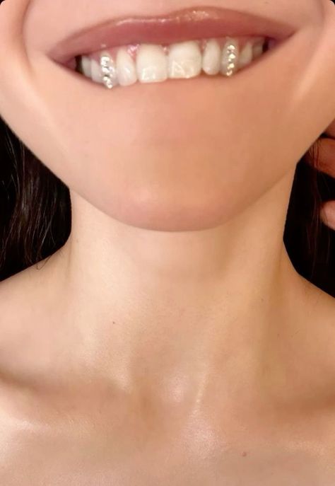 Gum Piercing, Tooth Gem Placement, Tooth Gems Ideas, Teeth Aesthetic, Cochella Outfits, Cool Girl Aesthetic, Pretty Teeth, Dental Jewelry, Grillz Teeth