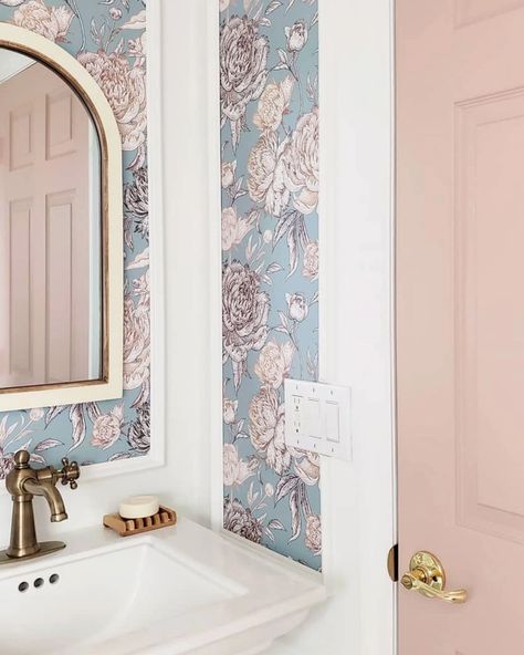 5 Small Bathroom Paint Colors Trending on Instagram – Clare Vegas Bathroom, Powder Bath Ideas, Girls Bathroom Design, Blush Bathroom, Small Bathroom Paint Colors, Powder Room Paint, Blush Pink Paint, Porch Bathroom, Small Bathroom Paint