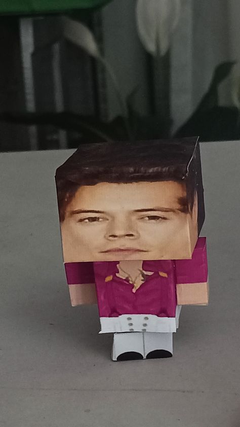 Harry Styles Minecraft Print, Harry Styles Paper Craft, Harry Styles Gift Ideas Diy, Harry Styles Birthday Gifts, Harry Styles Diy Crafts, Harry Styles Crafts, Harry Styles Cardboard Cutout, Scrapbooking Prompts, Harry Styles Gift Ideas