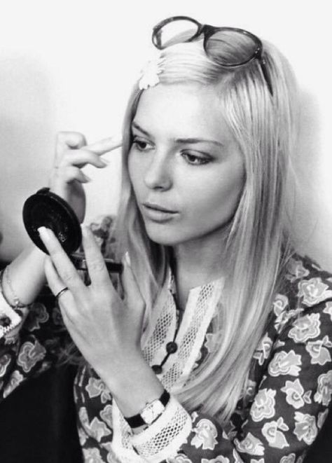 France Gall April 1969 Retro Makeup, France Gall, Charlotte Gainsbourg, French Collection, Catherine Deneuve, Womens Fashion Inspiration, Sandra Bullock, French Women, French Chic