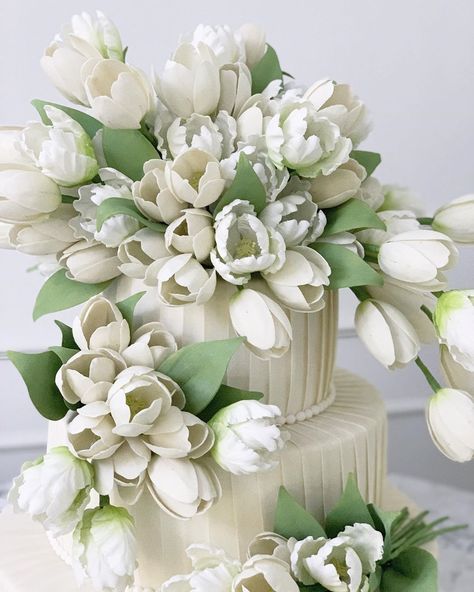 THE KING CAKE on Instagram: “Tulips in bloom.... para casamento em Londrina -  PR com assessoria @anafloreventos” Tulips Cake, Gardenia Wedding, Tulip Cake, Sugar Flowers Cake, Tulip Wedding, Creative Wedding Cakes, Floral Wedding Cakes, Amazing Wedding Cakes, White Wedding Cakes