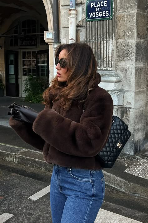 Brown Fur Jacket Outfit, Fuzzy Jacket Outfit, Brown Fur Coat Outfit, Grey Fur Jacket, Brown Fur Jacket, Cropped Jacket Outfit, Faux Fur Coats Outfit, European Fashion Winter, Cropped Fur Jacket