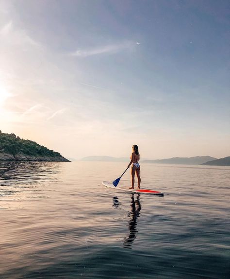 Stand Up Paddle Boarding Photography, Paddle Boarding Photoshoot, Pattle Boarding Aesthetic, Stand Up Paddle Boarding Aesthetic, Paddle Board Aesthetic, Kayaking Photos, Paddle Boarding Aesthetic, Paddle Boarding Pictures, Paddle Surf