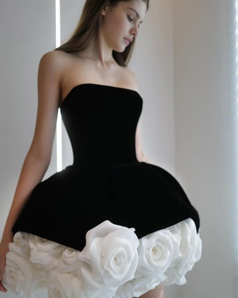 Luxurious Dresses, Velvet Mini Dress, Elegante Casual, Black And White Dress, فستان سهرة, Mini Velvet Dress, Strapless Mini Dress, Glam Dresses, Looks Chic