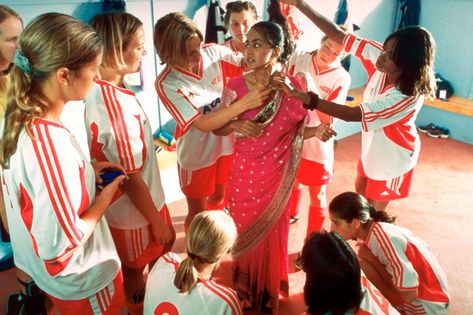 Bend It Like Beckham Aesthetic, Gay Best Friend, Winged People, Bend It Like Beckham, British Tv Series, Sports Baby, Play Soccer, Keira Knightley, Good Movies To Watch