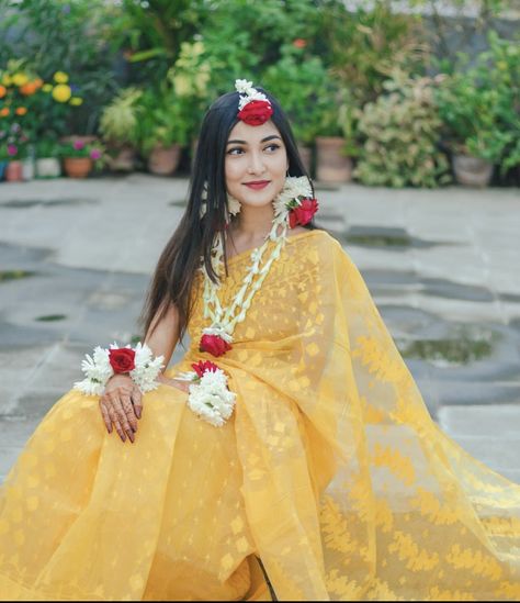 Hijabi Haldi Bride, Holud Saree, Haldi Saree Indian Bridal, Gaye Holud Saree, Holud Bride, Haldi Saree, Gaye Holud Bengali Bride, Haldi Look For Bride, Haldi Outfit For Bride