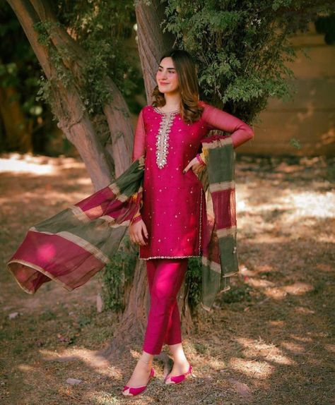 Pathani Frock, Simple Shirt Design, Shadi Dress, Mehndi Dresses, Desi Outfits, Dress Designing, Colour Combinations Fashion, Pakistani Clothes, Dresses Design