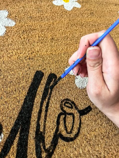 How to Make Your Own Doormat Using Acrylic Paint - Simply Secen Diy Painted Fall Doormat, Diy Personalized Doormat, Halloween Doormat Painting Party, How To Paint A Rug Porch, Painting An Outdoor Rug, Sip And Paint Halloween Door Mat, How To Paint A Rug Diy, Diy Christmas Rug Painting, Fall Crafts Easy Adults