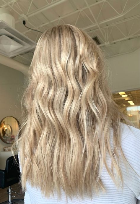 Pretty Honey Blonde Hair, Honey Blonde Summer Hair, Highlights For Honey Blonde Hair, Honey Blonde Balayage On Blonde Hair, Blonde Balayage On Natural Blonde, Honey Cream Blonde Hair, Blonde Hair Salon Ideas, Highlight Honey Blonde Hair, Light Blonde Summer Hair