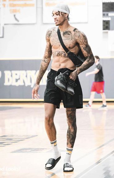 Kelly Oubre Jr, Looks Hip Hop, Kelly Oubre, Nba Fashion, Cute Black Guys, A Basketball, Black Man, Nba Players