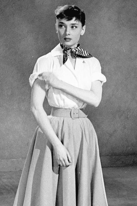 New Look Style, Audrey Hepburn Outfit, Audrey Hepburn Roman Holiday, Aubrey Hepburn, Audrey Hepburn Photos, Velo Vintage, New Look Fashion, Audrey Hepburn Style, Hepburn Style